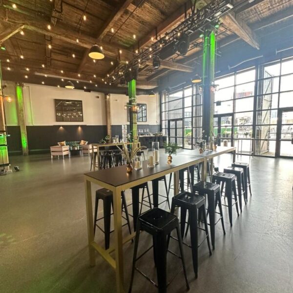 COMM-012 | SEAMLESS LARGE COMMUNAL TABLE GOLD FRAME WITH PLEXI TOP