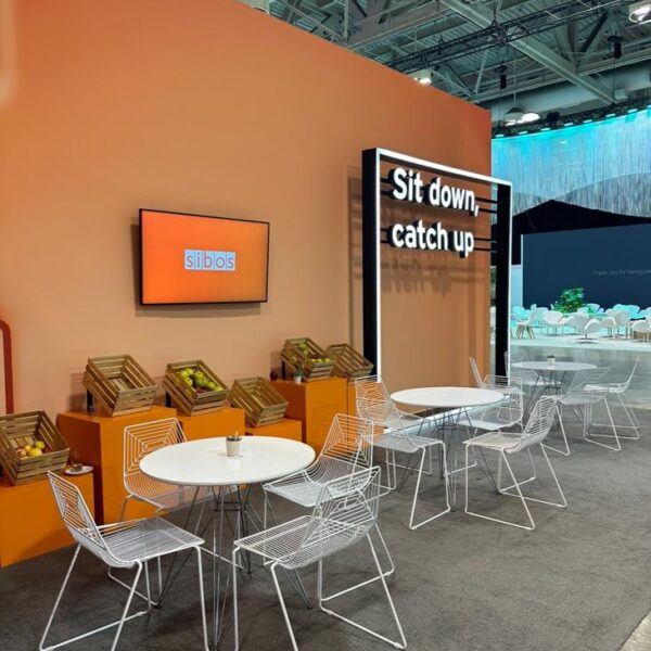 CASUAL-075 | ROUND EIFFEL TABLE WHITE TOP METAL LEGS