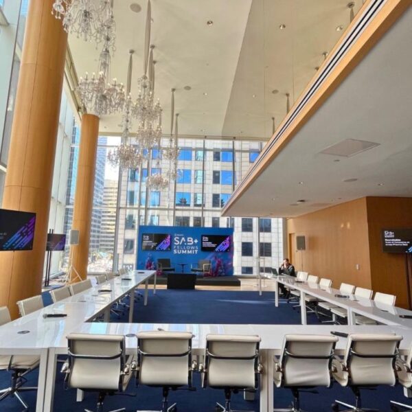 OF-040 | WHITE LEATHER MEETING CHAIR ON CASTERS