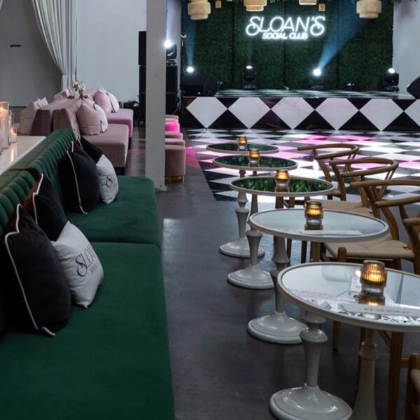 ET-CASUAL-047 | ROUND WHITE FRAME SIDE TABLE WITH MIRRORED TOP