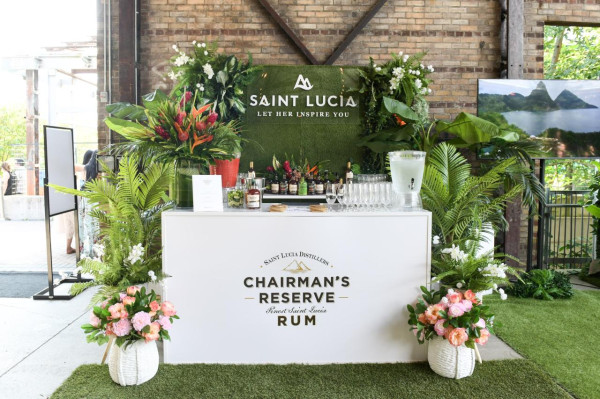 BAR-011 | 6FT BAR WHITE FRAME WITH PLEXI