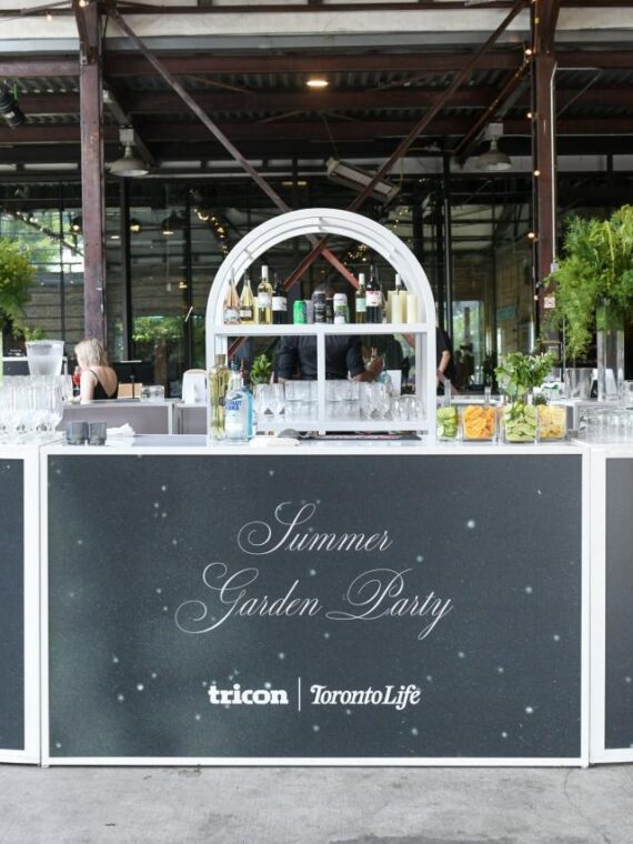 BAR-026 | 6FT CURVED BAR WHITE FRAME WITH WHITE PLEXI