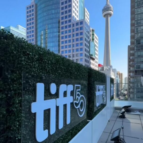 MISC-PLT-100 | 4FT CONTEMPORARY VERTICAL HEDGE