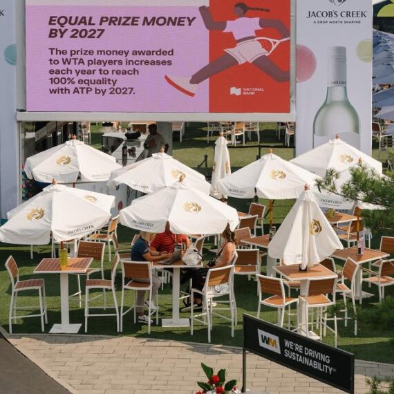 CRU-EU-030 | CATALINA CRUISER TABLE WITH UMBRELLA HOLE