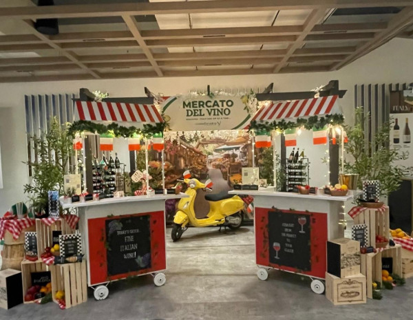 MISC-PROP-020 | WHITE STREET CART