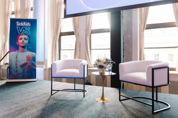 SS-617 | ROUND WHITE LINEN FABRIC SINGLE CHAIR BLACK FRAME