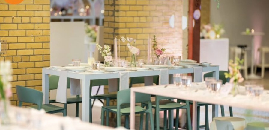 COMM-005 | SEAMLESS SKINNY COMMUNAL TABLE WHITE FRAME WITH PLEXI TOP